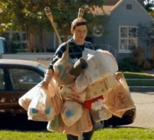 Ça c'est moi qui essaye de transporter en une fois le sac d'intervention, le sac d'oxygénothérapie, le sac DASRI, le défibrillateur, l'AMS, le kit de protection à moitié vide, la bouteille de solution hydro-alcoolique, celle de désinfectant, le rouleau de papier essuie-tout et la radio.