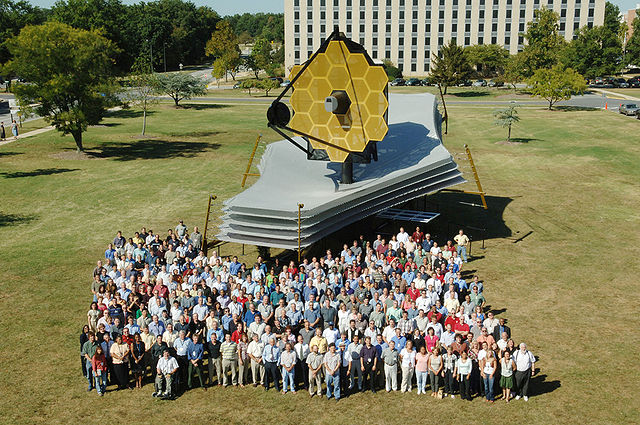 Le JWST (maquette taille réelle) derrière son équipe (bien 150 personnes)