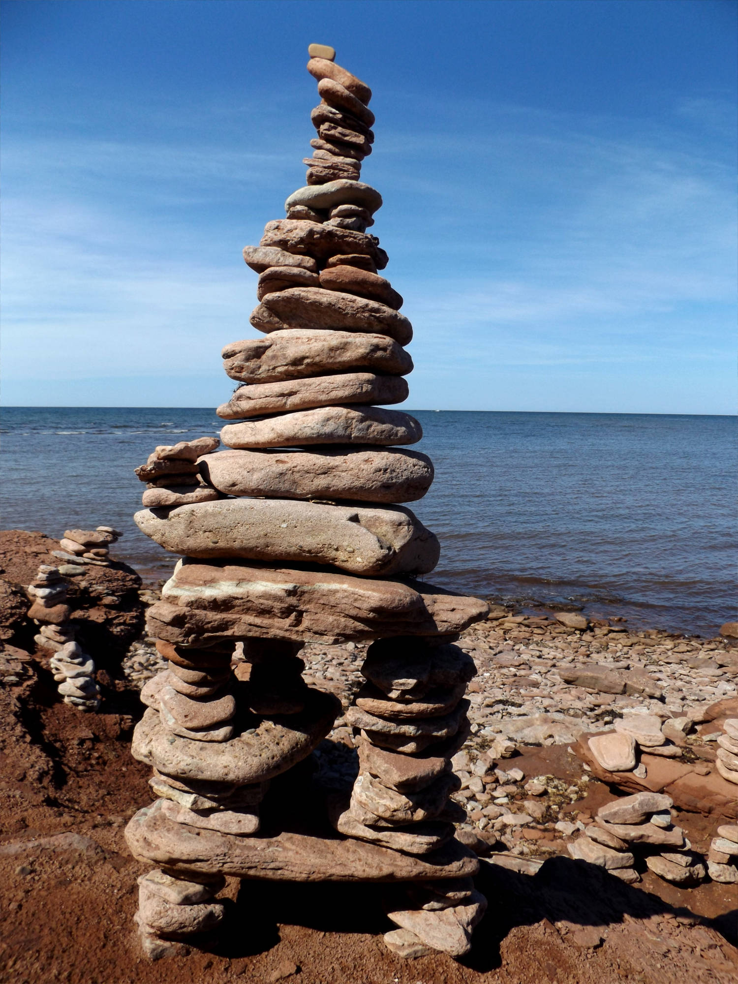 Un gros inukshuk