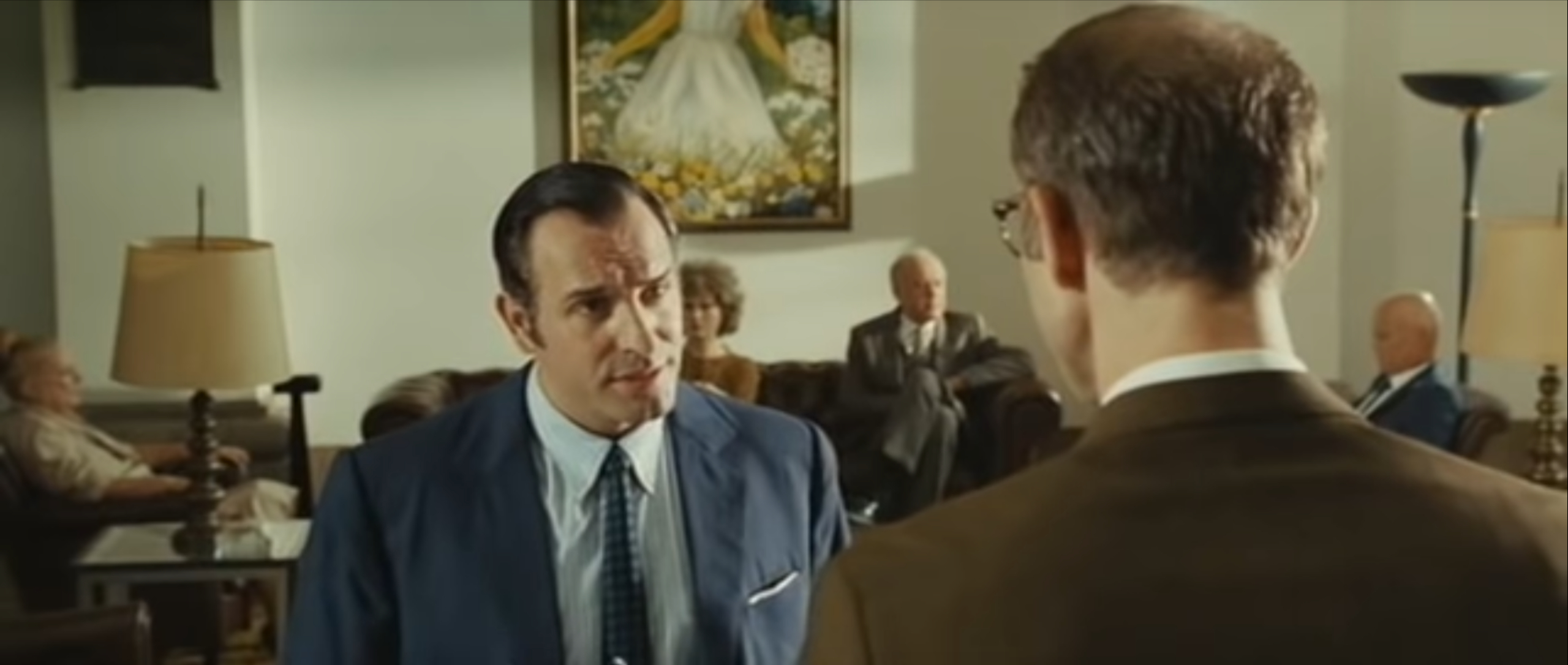 Jean Dujardin en OSS 117 parle à un fonctionnaire de l'ambassade allemande au Brésil.