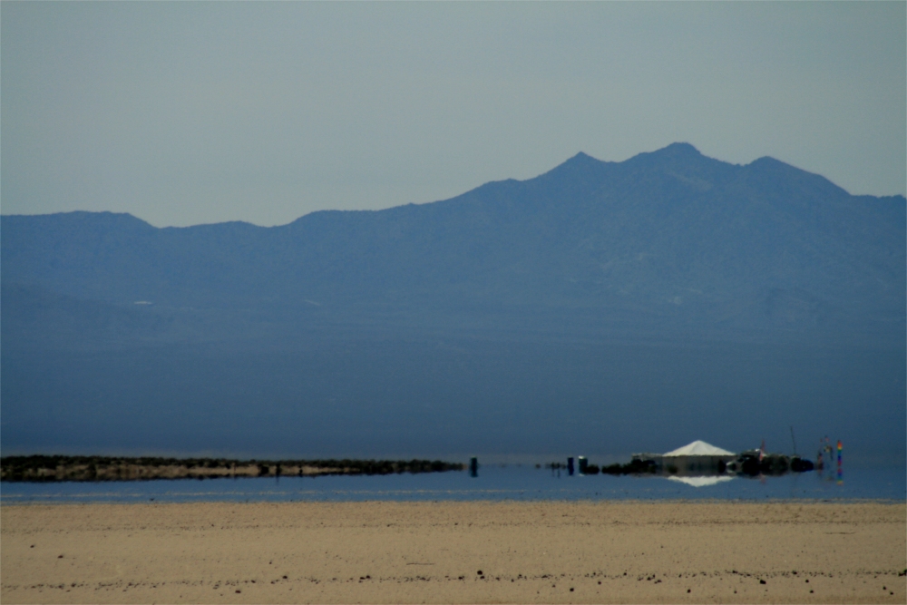 Photo d'un mirage chaud, dit aussi mirage inférieur ou mirage de l'oasis. Le lac qu'on voit sur l'image n'existe pas...