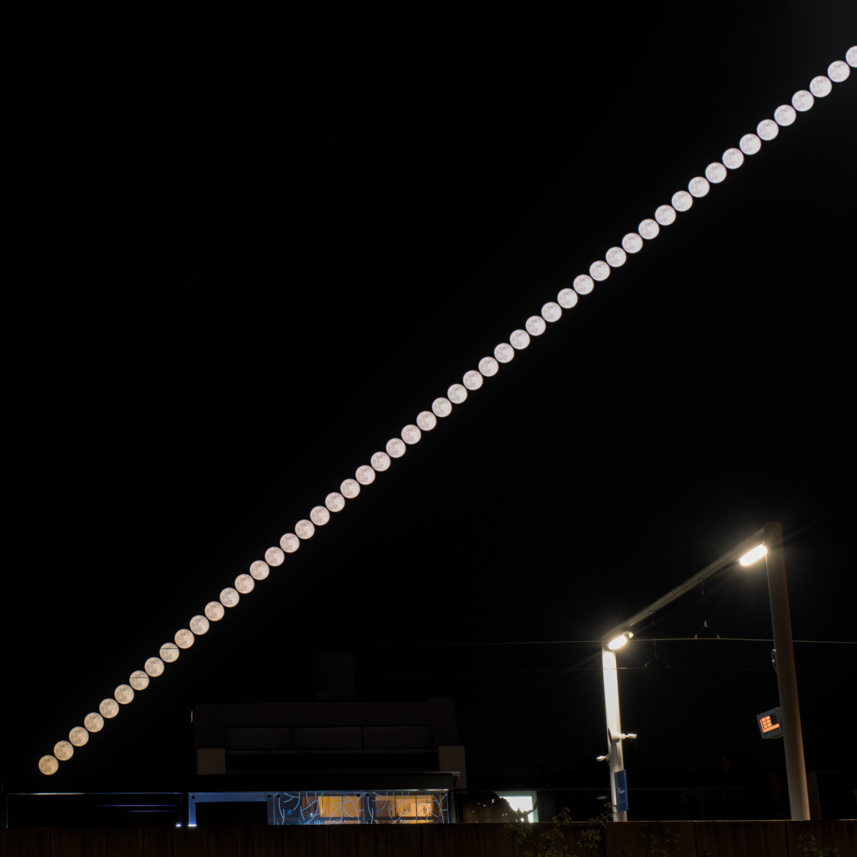 Un arrêt de tram avec 52 fois la pleine Lune