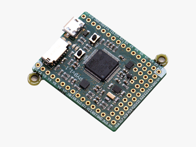 Carte électronique pyboard v1.1 vue de trois-quart sur fond clair