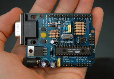 La première version de la carte Arduino, avec un connecteur DB9